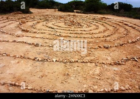 Wunderbare magische Steinspiralen der Hippies an den Küsten ibizas und ihre schamanischen Wirbel in Kreisen auf den balearen Stockfoto