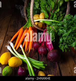 Korb mit versch. gemüse: rote beete und karotte Stockfoto