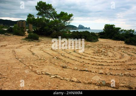 Wunderbare magische Steinspiralen der Hippies an den Küsten ibizas und ihre schamanischen Wirbel in Kreisen auf den balearen Stockfoto