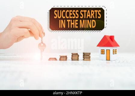 Sign Anzeige Erfolg beginnt im Kopf, Business-Konzept setzen Sie Ihren Geist auf Positivität kann es einen langen Weg gehen Neue Home Raten und Investitionen pl Stockfoto