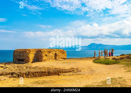 Mallorca Spanien 14. September 2018 Steinskulpturen und Ruinen in rauer natürlicher Küsten- und Strandlandschaft Panorama Berge Felsen Felsbrocken Steine in Stockfoto