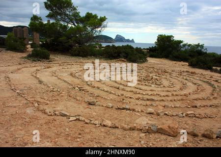 Wunderbare magische Steinspiralen der Hippies an den Küsten ibizas und ihre schamanischen Wirbel in Kreisen auf den balearen Stockfoto