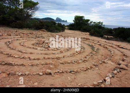 Wunderbare magische Steinspiralen der Hippies an den Küsten ibizas und ihre schamanischen Wirbel in Kreisen auf den balearen Stockfoto