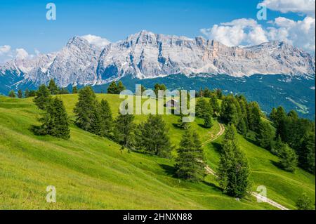 Gadertal und SAS dla Crusc vom Peitlerkofel aus gesehen, in der Nähe von Antermoia, in den Dolomiten Stockfoto