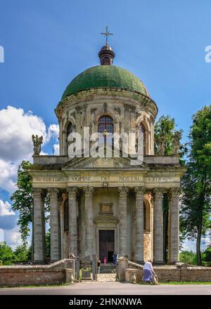 Pidhirtsi, Ukraine 06.07.2021. Kirche der Erhöhung des Heiligen Kreuzes und des Hl. Josef in Pidhirtsi Dorf, Ukraine, an einem sonnigen Sommertag Stockfoto