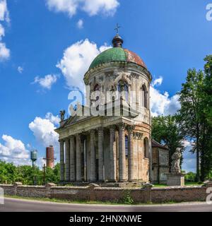 Pidhirtsi, Ukraine 06.07.2021. Kirche der Erhöhung des Heiligen Kreuzes und des Hl. Josef in Pidhirtsi Dorf, Ukraine, an einem sonnigen Sommertag Stockfoto