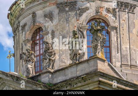 Pidhirtsi, Ukraine 06.07.2021. Kirche der Erhöhung des Heiligen Kreuzes und des Hl. Josef in Pidhirtsi Dorf, Ukraine, an einem sonnigen Sommertag Stockfoto