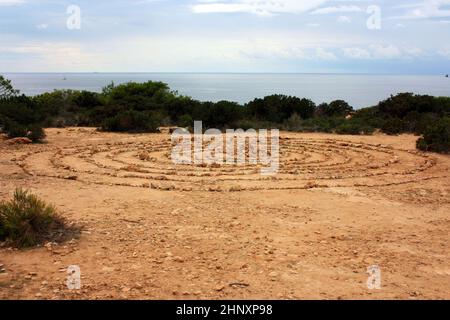 Wunderbare magische Steinspiralen der Hippies an den Küsten ibizas und ihre schamanischen Wirbel in Kreisen auf den balearen Stockfoto