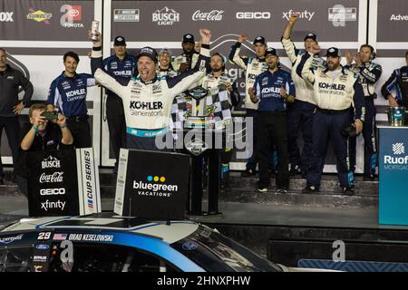 In den USA. 17th. Februar 2022. 17. Februar 2022: Der Fahrer der NASCar Cup Series, Brad Keselowski (6), gewinnt das Bluegreen Vacations Duel #1 auf dem Daona International Speedway Daona, FL. Jonathan Huff/CSM. Quelle: Cal Sport Media/Alamy Live News Stockfoto