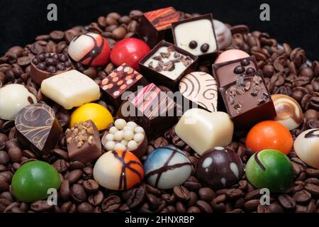 Einstellen der verschiedenen Schokolade Pralinen und Kaffee Bohnen Stockfoto