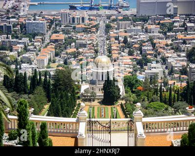 Bahai Gärten und Tempel an den Hängen des Berges Karmel und Blick auf das Mittelmeer und die Bucht von Haifa, Israel Stockfoto