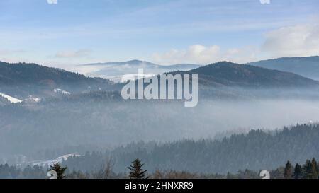 Winter neblige Landschaft der Beski Sadecki Bergkette in der Nähe von Krynica Zdroj, Polen Stockfoto