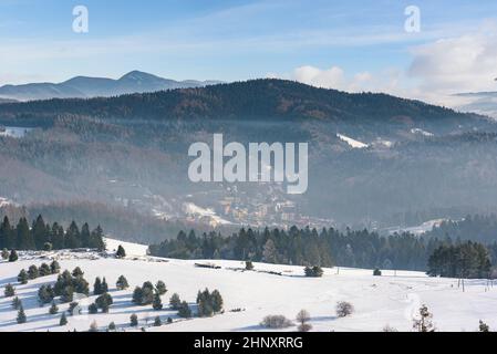 Winter neblige Landschaft der Beski Sadecki Bergkette in der Nähe von Krynica Zdroj, Polen Stockfoto