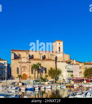 Yachten im blauen Wasser in die alte Stadt Port von La Ciotat, Viertel von Marseille, Frankreich, im Abendlicht Stockfoto