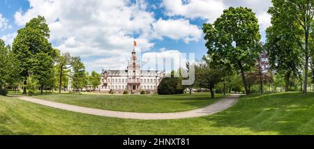 Schloss Phillipsruhe in Hanau, Deutschland unter blauem Himmel Stockfoto