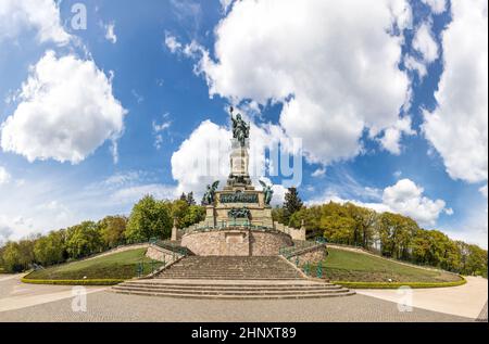 Niederwalddenkmal im Landschaftspark Niederwald bei Rüdesheim. Das Rheintal ist UNESCO-Weltkulturerbe Stockfoto