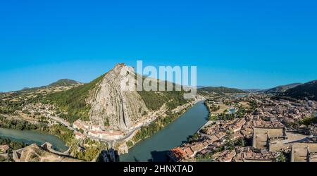 Sehr großer Panoramablick auf Sisteron auf der Durance, Rocher de la Baume gegenüber der Altstadt. Frankreich Stockfoto