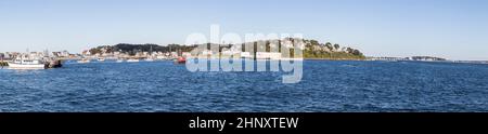 Skyline der Insel Hull in der Nähe von Boston mit Segelschiffen für Privatleute. Stockfoto