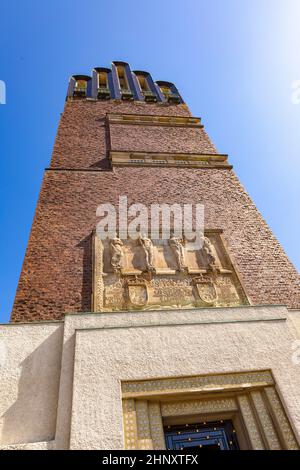 Heiratsturm unter blauem Himmel in Darmstadt, Hessen, Deutschland Stockfoto