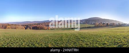 Ländliche Landschaft in der Region Taunus im schönen Morgenlicht Stockfoto