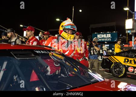 In den USA. 17th. Februar 2022. 17. Februar 2022: Der Fahrer der NASCar Cup Series, Bubba Wallace (23), steigt vor dem Bluegrün Vacations Duel #2 auf dem Daona International Speedway in Daona, FL, in sein Auto ein. Jonathan Huff/CSM. Quelle: Cal Sport Media/Alamy Live News Stockfoto