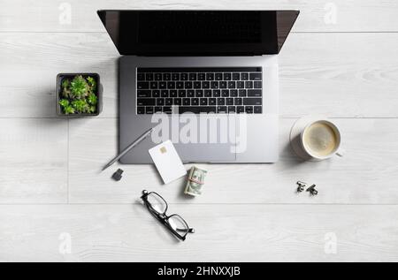 Online-Arbeitskonzept. Bürobedarf und Gadgets auf Holzhintergrund. Flach liegend. Stockfoto
