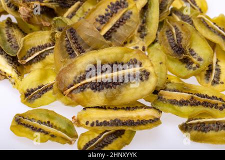 Getrocknete Kiwi-Fruchtscheiben. Perfekt als Snack, zusätzlich zu Eis und anderen Desserts. Stockfoto