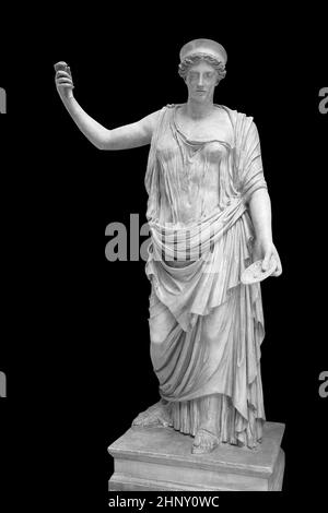 Statue der griechischen Göttin Hera oder der römischen Göttin Juno isoliert auf schwarz mit Abschneideweg. Göttin der Frauen, Ehe, Familie und Geburt Stockfoto