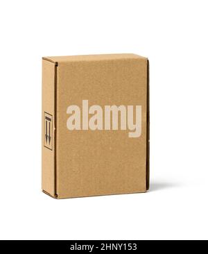Box aus brauner Wellpappe isoliert auf weißem Hintergrund. Umweltfreundliche Verpackung von Waren Stockfoto