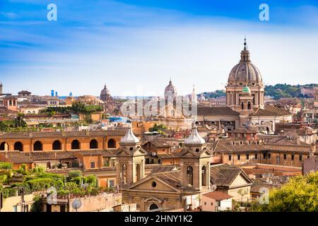 ROM, ITALIEN- CA. AUGUST 2020: Panorama-Stadtlandschaft mit blauem Himmel und Wolken Stockfoto