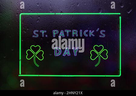 St. Patrick's Day Neon-Schild im Regenfenster Stockfoto