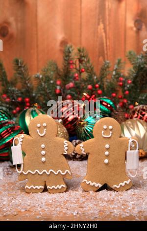 Lebkuchen FamilieMit Covid Masken auf Weihnachten Hintergrund Stockfoto