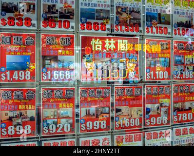 Immobilienagentur, die Wohnungen zum Verkauf zeigt, Hongkong, China. Stockfoto