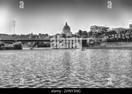 Malerische Aussicht über den künstlichen See im EUR-Distrikt, Rom, Italien Stockfoto