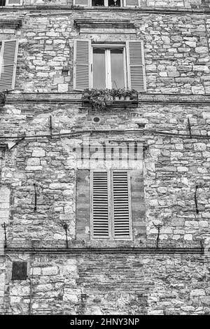 Historische Gebäude in der Altstadt von Assisi, eine der schönsten mittelalterlichen Städte in Italien Stockfoto