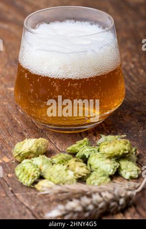 indisches blasses Ale mit Hopfen auf Holz Stockfoto