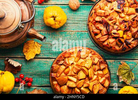 Duftender Herbstkuchen oder Kuchen mit reifer Quitte Stockfoto