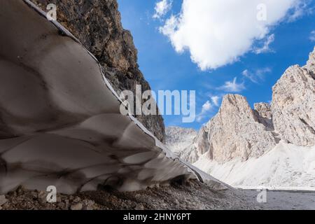 Schmelzender Schnee am See von Antermoia, Dolomiten, Rosengarten-Gruppe. Italienische dolomitenlandschaft Stockfoto