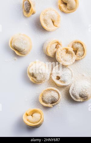 Rohe frische Knödel oder italienische Tortellini-Pasta, isoliert auf weißem Hintergrund Stockfoto