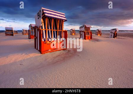 Strand an der Küste der Ostsee bei Sonnenaufgang, Kolobrzeg, Polen Stockfoto