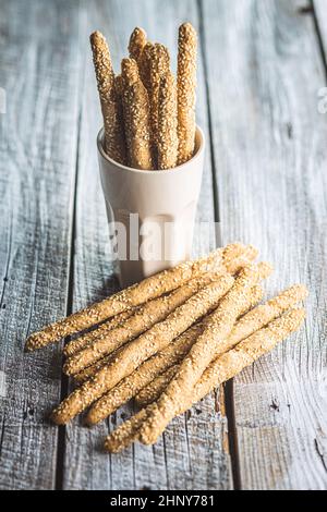 Grissini-Paniermehl. Brotsticks mit Sesamsamen in der Tasse. Stockfoto