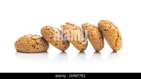 Amaretti-Kekse. Süße italienische Mandelkekse auf weißem Hintergrund isoliert. Stockfoto