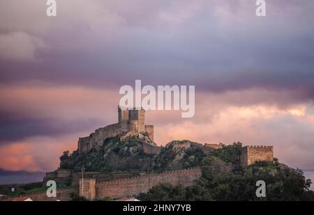 Luna Castle in der Wintersaison. Ich nahm einen violetten Sonnenuntergang bewölkten Tag. Alburquerque, Extremadura, Spanien Stockfoto