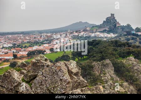 Luna Castle in der Wintersaison. Blick von San Blas Craig. Alburquerque, Extremadura, Spanien Stockfoto