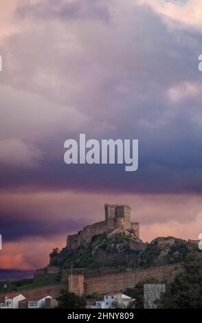 Luna Castle in der Wintersaison. Ich nahm einen violetten Sonnenuntergang bewölkten Tag. Alburquerque, Extremadura, Spanien Stockfoto