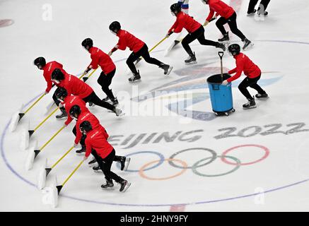 Peking, China. 18th. Februar 2022. Olympische Spiele, Eishockey, Männer, Halbfinale, Finnland - Slowakei im National Indoor Stadium reinigen Helfer das Eis während einer Pause. Kredit: Peter Kneffel/dpa/Alamy Live Nachrichten Stockfoto