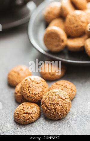 Amaretti-Kekse. Süße italienische Mandelgebäck auf dem Küchentisch. Stockfoto