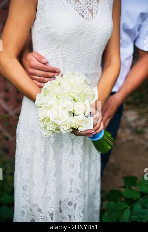 Braut und Bräutigam Holding eine schöne Hochzeit Bouquet Stockfoto