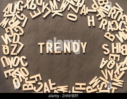Trendy Wort in Holzwürfel Alphabet Buchstaben Draufsicht auf Einem rustikalen Papier Hintergrund. Stockfoto