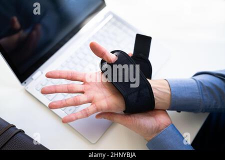 Pain Relief Bandage Und Handgelenkschlaufe. Schmerzen Im Wok Stockfoto